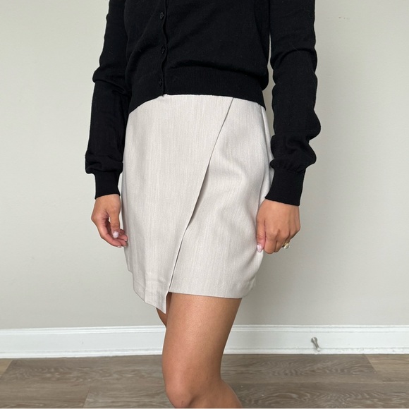 The A&F Scarlett Linen-Blend Wrap Mini Skort - Picture 2 of 3